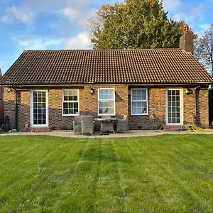 Charming 2br - Fully Furnished - 10min Lgw - Free Parking Holiday home Crawley (West Sussex)